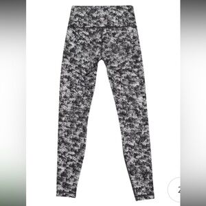 Lululemon Wunder Under leggings, size 6